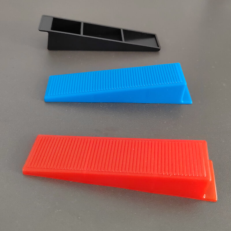 Taurus thumb Tile wedge leveling system