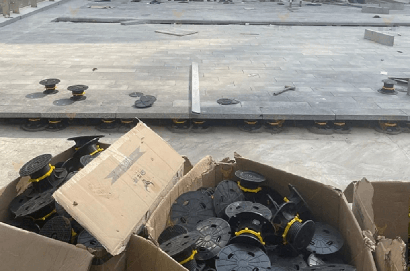 Taurus thumb 75-110mm pedestal paving system