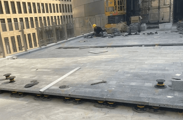 Taurus thumb 75-110mm pedestal paving system