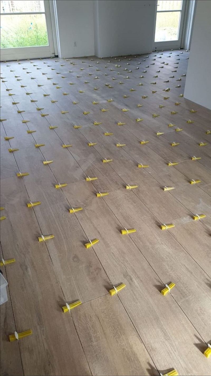 Taurus thumb Clip And Wedge Tile System